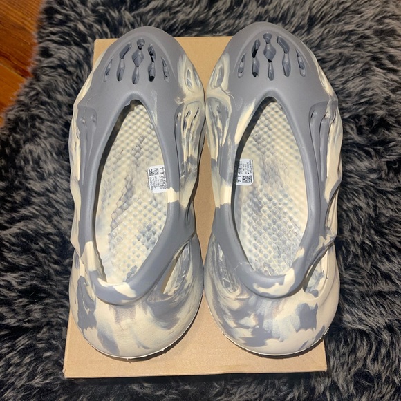 ❌SOLD❌YEEZY Foam Runner Moon Grey - Picture 5 of 9